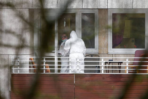 30.03.2020, xtgx, Auswirkungen des Corona Virus in Wolfsburg, Hanns Lilje Heim der Diakonie in Wolfsburg. Mitarbeiter stehen im Schutzanzug auf einem Balkon. Nachdem in dem Pflegeheim, in dem ueberwiegend Demenzkranke Senioren untergebracht sind, zahlreiche Patienten durch das Corona Virus verstorben waren, hat ein Anwalt die Diakonie wegen fahrlaessiger Toetung angezeigt. Wolfsburg