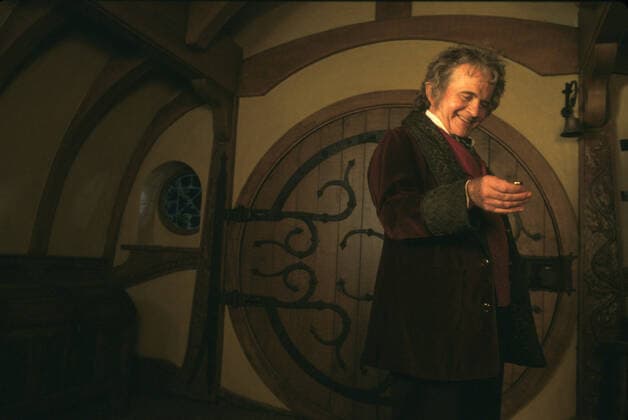 THE LORD OF THE RINGS: FELLOWSHIP OF THE RING, Ian Holm, 2001 Warner Bros Courtesy Everett Collection !ACHTUNG AUFNAHMEDATUM GESCHÃ„TZT! PUBLICATIONXNOTxINxCANxCHNxFRAxITAxJPNxNORxPOLxRUSxESPxUKxUSA Copyright: xWarnerxBros CourtesyxEverettxCollectionx MCDLOOF EC006