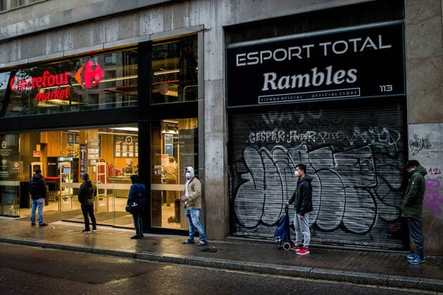 March 30, 2020, Barcelona, Catalonia, Spain: Supermarket customers queue up keeping a safe distance on Las Ramblas in Barcelona. Daily coronavirus deaths fall slightly with 812 Covid-19 victims in the last 24 hours in Spain, Spanish government has ordered new lockdown restrictions. Barcelona Spain - ZUMAb137 20200330_zap_b137_004 Copyright: xJordixBoixareux