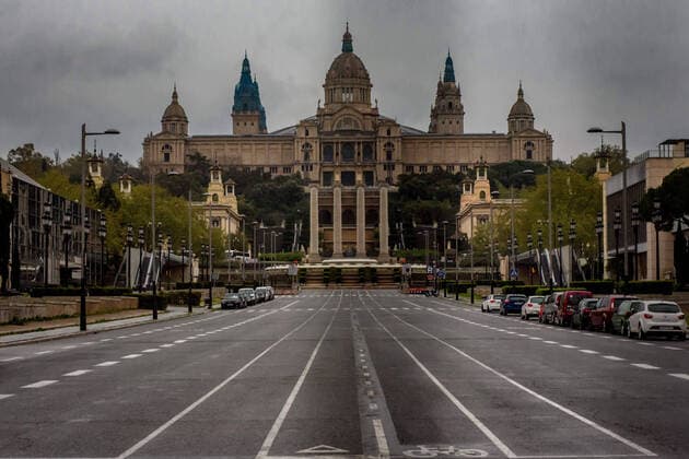 News Bilder des Tages March 30, 2020, Barcelona, Catalonia, Spain: Reina Maria Cristina avenue is seen empty at The Palau Nacional in Barcelona. Daily coronavirus deaths fall slightly with 812 Covid-19 victims in the last 24 hours in Spain, Spanish government has ordered new lockdown restrictions. Barcelona Spain - ZUMAb137 20200330_zap_b137_010 Copyright: xJordixBoixareux