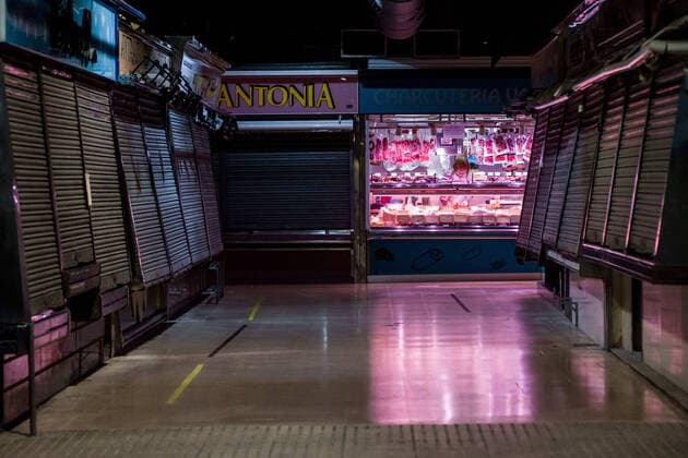 March 30, 2020, Barcelona, Catalonia, Spain: Awoman works in a butcher shop at Hostafrancs market in Barcelona. Daily coronavirus deaths fall slightly with 812 Covid-19 victims in the last 24 hours in Spain, Spanish government has ordered new lockdown restrictions. Barcelona Spain - ZUMAb137 20200330_zap_b137_011 Copyright: xJordixBoixareux