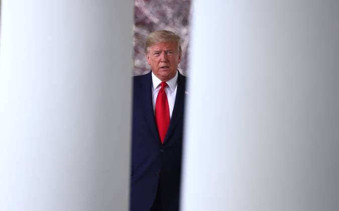 News Bilder des Tages US President Donald J. Trump arrives before the start of a press briefing by the Coronavirus Task Force on the coronavirus and COVID-19 pandemic, in the Rose Garden at the White House, in Washington, DC, USA, 30 March 2020. Copyright: xMichaelxReynoldsx