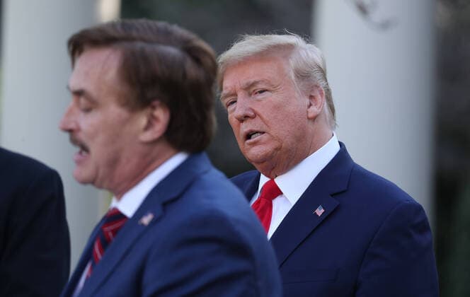 March 30, 2020, Washington, DISTRICT OF COLUMBIA, USA: US President Donald J. Trump listens as My Pillow CEO Michael Lindell speaks (L) during the Coronavirus Task Force press briefing on the coronavirus and COVID-19 pandemic, in the Rose Garden at the White House, in Washington, DC, USA, 30 March 2020. Washington USA - ZUMAs152 20200330_zaa_s152_027 Copyright: xMichaelxReynoldsx