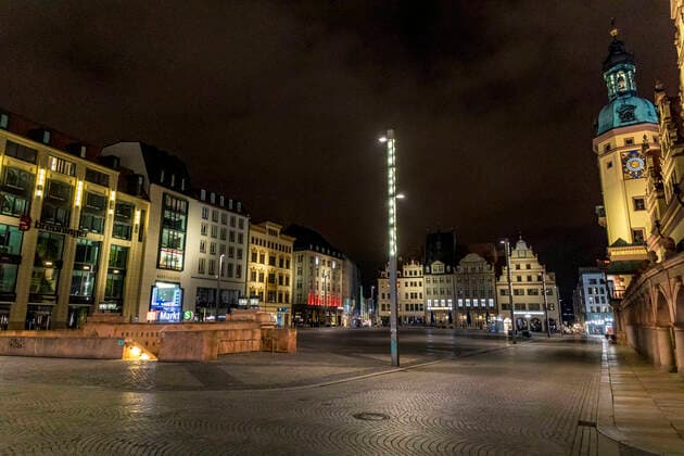 Auf Grund der geltenden Allgemeinverfügung zum Schutz vor dem Corona Virus ist Leipzig zu einer Geisterstadt geworden. Nur wenige Menschen gehen am späten Abend auf die Straße. Wo sonst stark frequentierte Bars geöffnet haben ist gähnende Leere