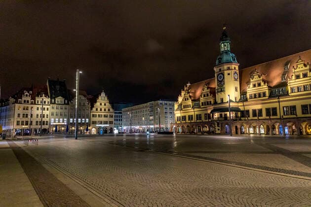 Auf Grund der geltenden Allgemeinverfügung zum Schutz vor dem Corona Virus ist Leipzig zu einer Geisterstadt geworden. Nur wenige Menschen gehen am späten Abend auf die Straße. Wo sonst stark frequentierte Bars geöffnet haben ist gähnende Leere