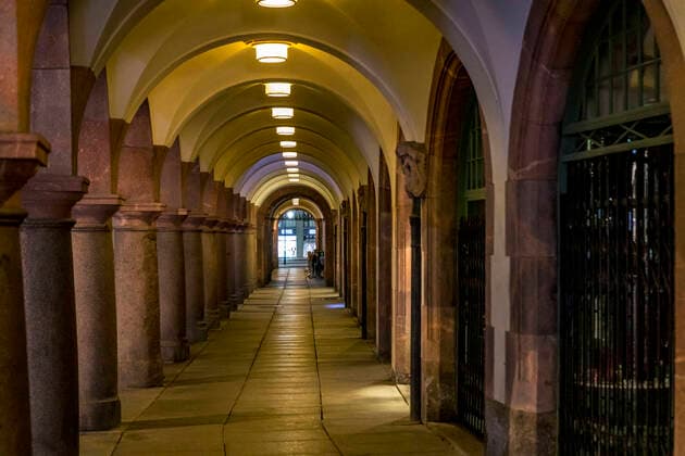 Auf Grund der geltenden Allgemeinverfügung zum Schutz vor dem Corona Virus ist Leipzig zu einer Geisterstadt geworden. Nur wenige Menschen gehen am späten Abend auf die Straße. Wo sonst stark frequentierte Bars geöffnet haben ist gähnende Leere