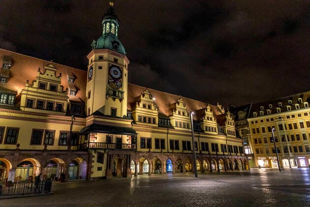 News Bilder des Tages Auf Grund der geltenden Allgemeinverfügung zum Schutz vor dem Corona Virus ist Leipzig zu einer Geisterstadt geworden. Nur wenige Menschen gehen am späten Abend auf die Straße. Wo sonst stark frequentierte Bars geöffnet haben ist gähnende Leere