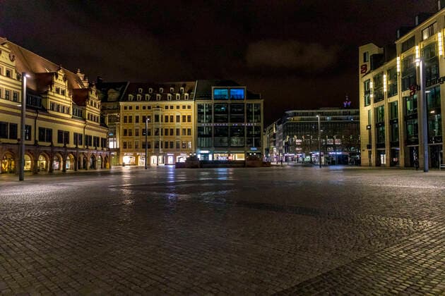 Auf Grund der geltenden Allgemeinverfügung zum Schutz vor dem Corona Virus ist Leipzig zu einer Geisterstadt geworden. Nur wenige Menschen gehen am späten Abend auf die Straße. Wo sonst stark frequentierte Bars geöffnet haben ist gähnende Leere