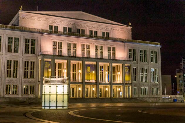 Auf Grund der geltenden Allgemeinverfügung zum Schutz vor dem Corona Virus ist Leipzig zu einer Geisterstadt geworden. Nur wenige Menschen gehen am späten Abend auf die Straße. Wo sonst stark frequentierte Bars geöffnet haben ist gähnende Leere