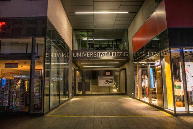 Auf Grund der geltenden Allgemeinverfügung zum Schutz vor dem Corona Virus ist Leipzig zu einer Geisterstadt geworden. Nur wenige Menschen gehen am späten Abend auf die Straße. Wo sonst stark frequentierte Bars geöffnet haben ist gähnende Leere