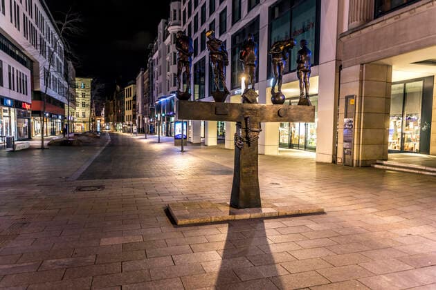 Auf Grund der geltenden Allgemeinverfügung zum Schutz vor dem Corona Virus ist Leipzig zu einer Geisterstadt geworden. Nur wenige Menschen gehen am späten Abend auf die Straße. Wo sonst stark frequentierte Bars geöffnet haben ist gähnende Leere