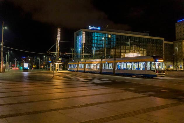 Auf Grund der geltenden Allgemeinverfügung zum Schutz vor dem Corona Virus ist Leipzig zu einer Geisterstadt geworden. Nur wenige Menschen gehen am späten Abend auf die Straße. Wo sonst stark frequentierte Bars geöffnet haben ist gähnende Leere