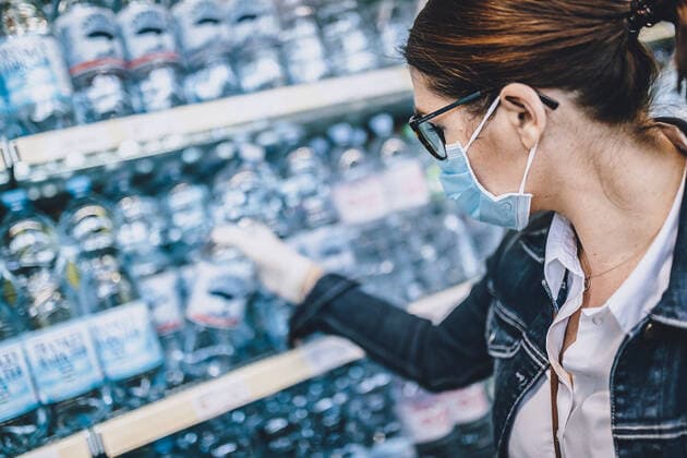 Kaprun THEMENBILD - eine Frau traegt eine Schutzmaske und Handschuhe bei ihrem Einkauf in einem Supermarkt waehrend der Coronavirus Pandemie, aufgenommen am 28. Maerz 2020 in Kaprun, Oesterreich a woman wearing a protective mask and gloves while shopping in a supermarket during the coronavirus pandemic, Kaprun, Austria on 2020 03 28.