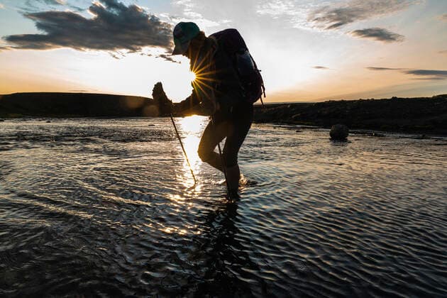 IMAGO Creative: Neue Aussichten Female Backpacker Crossing Glacial River At Sunset In Highlands ReykjavoÂ­k, Iceland ,model released, Symbolfoto CR_RYRI200323C-323737-01