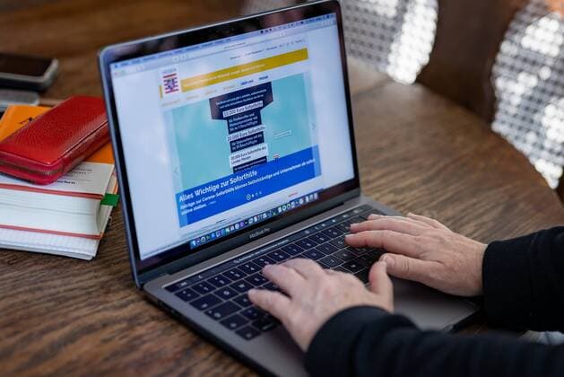 Frankfurt am Main, HomeOffice, 31.03.2020, Corona-Soforthilfe-Antrag Online stellen, Bild: Seit dem 30.03.2020 kann man Online einen Corona-Soforthilfe-Antrag im Rahmen des Sofortprogramms des Landes Hessen im Internet stellen Frankfurt am Main HomeOffice Hessen Deutschland