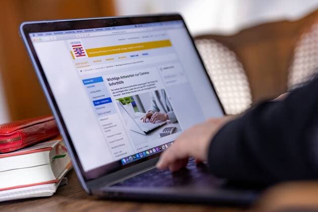 Frankfurt am Main, HomeOffice, 31.03.2020, Corona-Soforthilfe-Antrag Online stellen, Bild: Seit dem 30.03.2020 kann man Online einen Corona-Soforthilfe-Antrag im Rahmen des Sofortprogramms des Landes Hessen im Internet stellen Frankfurt am Main HomeOffice Hessen Deutschland