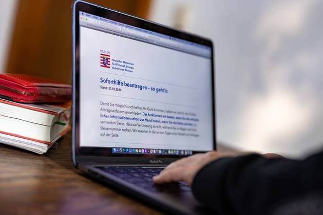 Frankfurt am Main, HomeOffice, 31.03.2020, Corona-Soforthilfe-Antrag Online stellen, Bild: Seit dem 30.03.2020 kann man Online einen Corona-Soforthilfe-Antrag im Rahmen des Sofortprogramms des Landes Hessen im Internet stellen Frankfurt am Main HomeOffice Hessen Deutschland