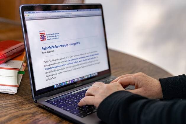 Frankfurt am Main, HomeOffice, 31.03.2020, Corona-Soforthilfe-Antrag Online stellen, Bild: Seit dem 30.03.2020 kann man Online einen Corona-Soforthilfe-Antrag im Rahmen des Sofortprogramms des Landes Hessen im Internet stellen Frankfurt am Main HomeOffice Hessen Deutschland