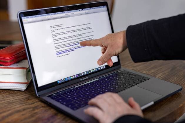 Frankfurt am Main, HomeOffice, 31.03.2020, Corona-Soforthilfe-Antrag Online stellen, Bild: Seit dem 30.03.2020 kann man Online einen Corona-Soforthilfe-Antrag im Rahmen des Sofortprogramms des Landes Hessen im Internet stellen. Das Budget reicht für alle Anträge die bis zum 31.Mai 2020 gestellt werden. Frankfurt am Main HomeOffice Hessen Deutschland