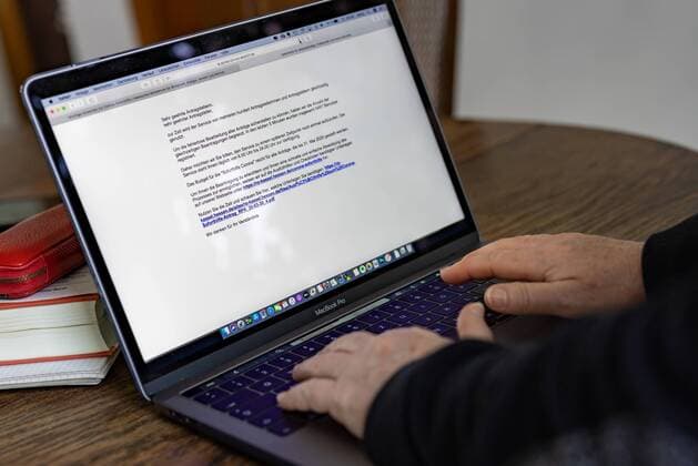 Frankfurt am Main, HomeOffice, 31.03.2020, Corona-Soforthilfe-Antrag Online stellen, Bild: Seit dem 30.03.2020 kann man Online einen Corona-Soforthilfe-Antrag im Rahmen des Sofortprogramms des Landes Hessen im Internet stellen. Das Budget reicht für alle Anträge die bis zum 31.Mai 2020 gestellt werden. Frankfurt am Main HomeOffice Hessen Deutschland