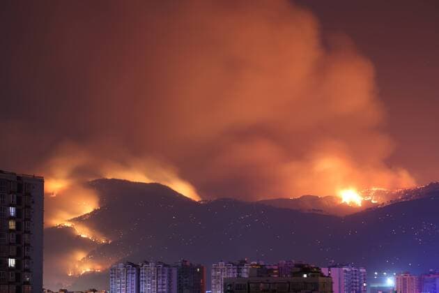 Bilder des Jahres 2020, News 03 März News Themen der Woche KW13 News Bilder des Tages (200331) -- CHENGDU, March 31, 2020 (Xinhua) -- Photo taken on March 31, 2020 shows the scene of the forest fire in Xichang, southwest China s Sichuan Province. Nineteen people died while battling a forest fire in southwest China s Sichuan Province, local authorities said Tuesday. The victims include 18 firefighters and a local forest farm worker who led the way for the firefighters. They were trapped in fire due to a sudden change in wind direction at around 2 a.m. on Tuesday. (Photo by Liu Mingke Xinhua) CHINA-SICHUAN-FOREST FIRE(CN) 