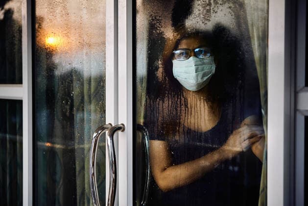 Woman looking through the wet window during stay home while COVID-19 Khon Kaen, Ã Â¸Âˆ.Ã Â¸Â‚Ã Â¸Â­Ã Â¸Â™Ã Â¹ÂÃ Â¸ÂÃ Â¹ÂˆÃ Â¸Â™, Thailand ,model released, Symbolfoto CR_KROM200326D-339143-01