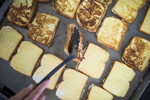 IMAGO Creative, Ostern, Bräuche, Osterbrunch high angle view of chef flipping french toast on grill. Monjas, Jalapa Department, Guatemala ,model released, Symbolfoto ,property released CR_JDIP200326A-316012-01