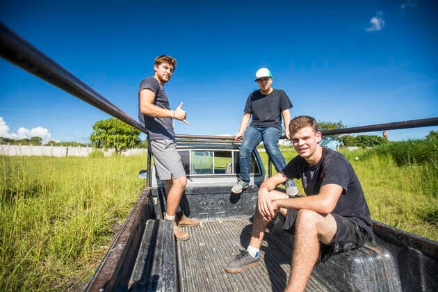 IMAGO Creative: Landleben - Alfresco, Draußen Three young men ride in the bed of 4x4 truck, rural central america. Monjas, Jalapa Department, Guatemala ,model released, Symbolfoto ,property released CR_JDIP200326A-316027-01
