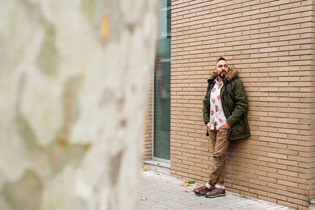 Side view of a bearded male leaning on a office building wall Barcelona, CT, Spain ,model released, Symbolfoto CR_RAFE200326-250555-01