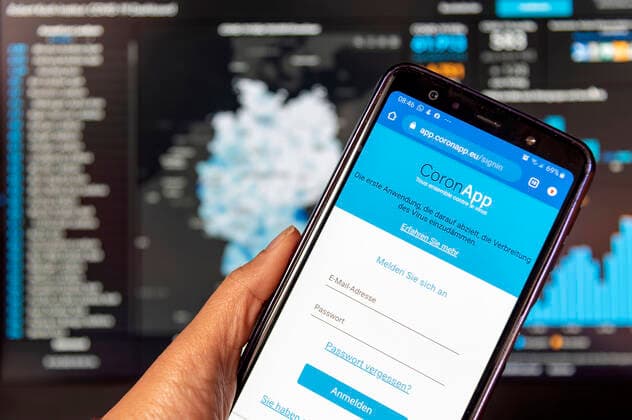 Freiwilige Corona-App app.coronapp.eu mit Robert Koch Institut Website im Hintergrund