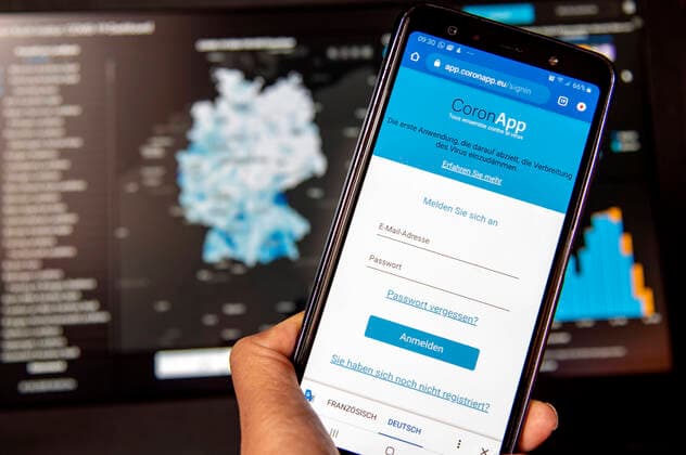 Freiwilige Corona-App app.coronapp.eu mit Robert Koch Institut Website im Hintergrund