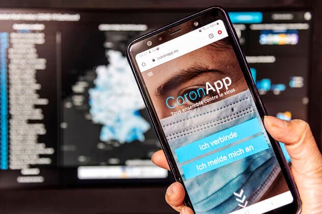 Freiwilige Corona-App app.coronapp.eu mit Robert Koch Institut Website im Hintergrund