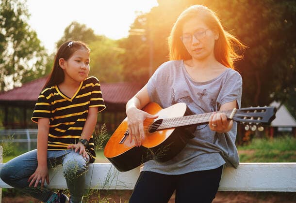 IMAGO Creative: NGO, Kunst im öffentlichen Raum und Kulturinitiativen IMAGO Creative: NGO, Ausbildung für Kinder Mother show to her daughter how to play the guitar Khon Kaen, Ã Â¸Âˆ.Ã Â¸Â‚Ã Â¸Â­Ã Â¸Â™Ã Â¹ÂÃ Â¸ÂÃ Â¹ÂˆÃ Â¸Â™, Thailand ,model released, Symbolfoto CR_KROM200327D-335724-01