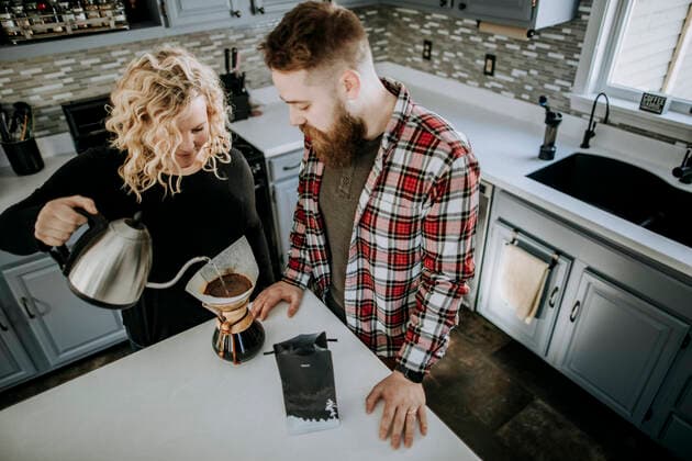 man and woman couple stand together in kitchen making coffee Poland, ME, United States ,model released, Symbolfoto CR_SSNF200327-319270-01