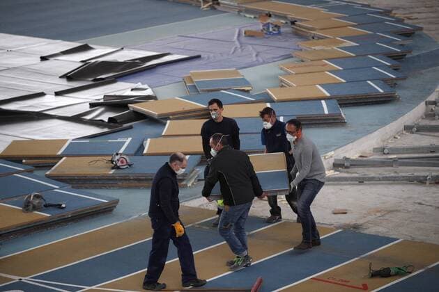 Several workers dismantle a athletics track during preparations to set up a temporary hospital in the facilities in Sabadell, Barcelona, Spain, 31 March 2020. Spaniards face the 17th consecutive day of mandatory home confinement in a bid to slow down the spread of the pandemic COVID-19 disease caused by the SARS-CoV-2 coronavirus. Coronavirus crisis !ACHTUNG: NUR REDAKTIONELLE NUTZUNG!  Copyright: xAlejandroxGarciax GRAFCAT3910 20200331-637212541626374473