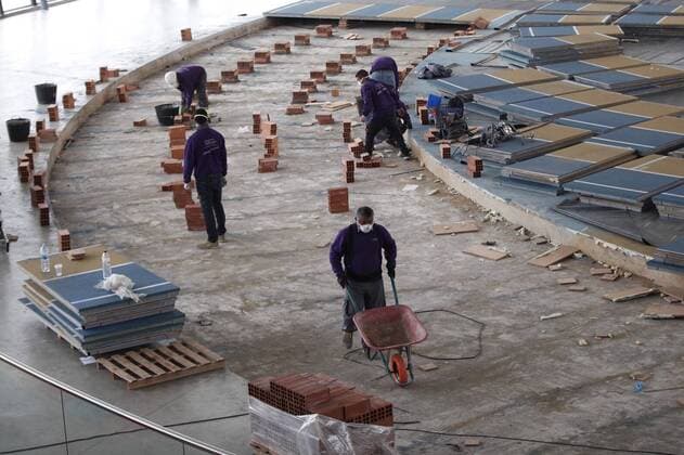 Several workers dismantle a athletics track during preparations to set up a temporary hospital in the facilities in Sabadell, Barcelona, Spain, 31 March 2020. Spaniards face the 17th consecutive day of mandatory home confinement in a bid to slow down the spread of the pandemic COVID-19 disease caused by the SARS-CoV-2 coronavirus. Coronavirus crisis !ACHTUNG: NUR REDAKTIONELLE NUTZUNG!  Copyright: xAlejandroxGarciax GRAFCAT3911 20200331-637212541653405720