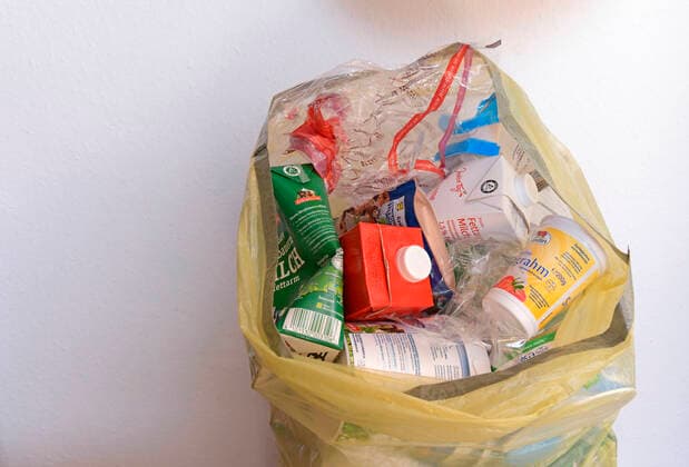 31.03.2020, Symbolbild: Entsorgung von Plastikmüll im gelben Sack in Bayern, Bad Wörishofen im Unterallgäu. 31.03.2020, Gelber Sack, Plastikmüll 31.03.2020, Gelber Sack, Plastikmüll *** 31 03 2020, symbolic picture Disposal of plastic waste in a yellow bag in Bavaria, Bad Wörishofen in Unterallgäu 31 03 2020, yellow bag, plastic waste 31 03 2020, yellow bag, plastic waste