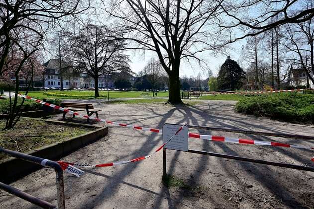 27.03.20, Essen, Nordrhein-Westfalen, Deutschland. . Zum Schutz vor Ansteckung mit dem Corona Virus hat das Land NRW verschaerfte Sicherheitsmassnahmen zur Ausbreitung des Virus verhaengt. Es gilt ein generelles Kontaktverbot. Nur noch maximal 2 Personen duerfen sich zusammen im Freien bewegen. Desweiteren gilt es einen Sicherheitsabstand von 1,5 bis 2 Metern zu anderen Menschen zu wahren. Zahlreiche Spielplaetze fuer Kinder sind geschlossen worden. Absperrbaender der Polizei sollen den Zugang verhindern. Alltagsleben waehrend der Corona Krise