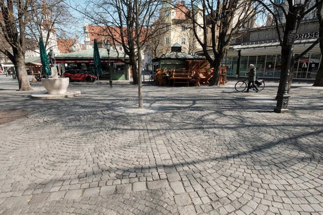 Der Biergarten am Viktualienmarkt (menschenleer) - Ausgangsbeschränkung in Bayern wegen Corona Pandemie - Tag 4, München am .2020