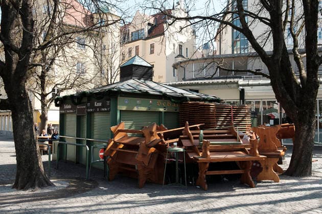 Der Biergarten am Viktualienmarkt (menschenleer) - Ausgangsbeschränkung in Bayern wegen Corona Pandemie - Tag 4, München am .2020