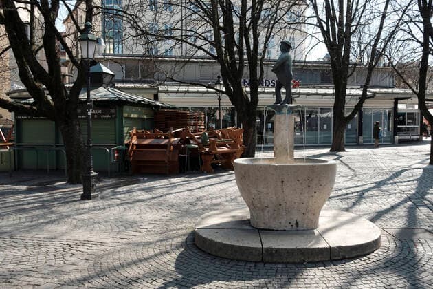 Der Weiss Ferdl Brunnen beim Biergarten am Viktualienmarkt (menschenleer) - Ausgangsbeschränkung in Bayern wegen Corona Pandemie - Tag 4, München am .2020