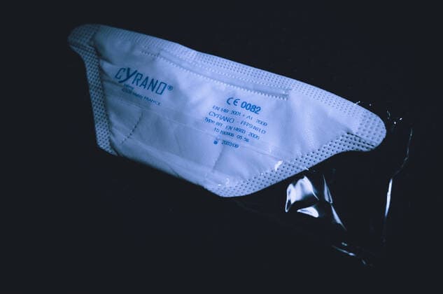 Kaprun THEMENBILD - Aufnahme einer Atemschutzmaske vom Typ FFP3. Die Masken zum Schutz vor Coronainfektionen sind immer noch Mangelware. Labore und Forschungseinrichtungen helfen bei der Versorgung von Kliniken mit Atemschutzmasken, aufgenommen am 31. Maerz 2020 waehrend der Coronavirus Krise in Kaprun, Oesterreich Inclusion of a FFP3 type respirator mask. Hygiene articles to protect against corona infections are still in short supply. More and more laboratories and research institutions are helping to supply clinics with respiratory masks during the Coronavirus Crisis in Kaprun, Austria on 2020 03 31.