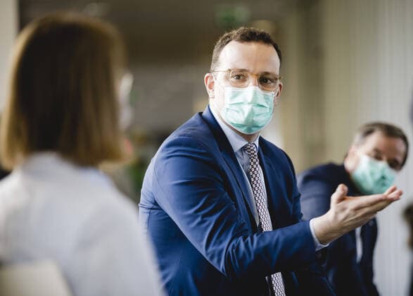 Bilder des Jahres 2020, News 03 März News Themen der Woche KW13 News Bilder des Tages Bundesgesundheitsminister Jens Spahn (CDU) im Rahmen eines Treffens mit medizinischem Personal und Studierenden der Universitaetsklinik in Duesseldorf am 31.03.2020. Duesseldorf Germany *** Federal Minister of Health Jens Spahn CDU during a meeting with medical staff and students of the university hospital in Duesseldorf on 31 03 2020 Duesseldorf Germany Copyright: xXanderxHeinl photothek.netx