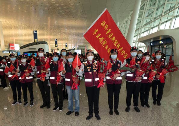 (200331) -- WUHAN, March 31, 2020 -- Li Lanjuan (C), a renowned Chinese epidemiologist, poses with her team members at the airport before leaving Wuhan, central China s Hubei Province, March 31, 2020. Medical staff leading by Li Lanjuan left Wuhan after finishing their task here on Tuesday. Li is an academician with the Chinese Academy of Engineering, who heads the State Key Laboratory for Diagnosis and Treatment of Infectious Diseases. ) CHINA-HUBEI-WUHAN-LI LANJUAN-MEDICAL STAFF-RETURN FROM HUBEI (CN) FeixMaohua 