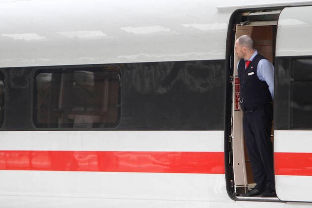 Die Conoravirus-Krise und erweiterte Ausgangsbeschränkungen der Behörden führen mehr und mehr zu einem Rückgang des öffentlichen Leben s und Einschränkung der individuellen Mobilität: Mitarbeiter der DB Deutsche n Bahn wartet in der Tür des Speisewagen s auf Fahrgäste im Hauptbahnhof Frankfurt, Hessen, Deutschland