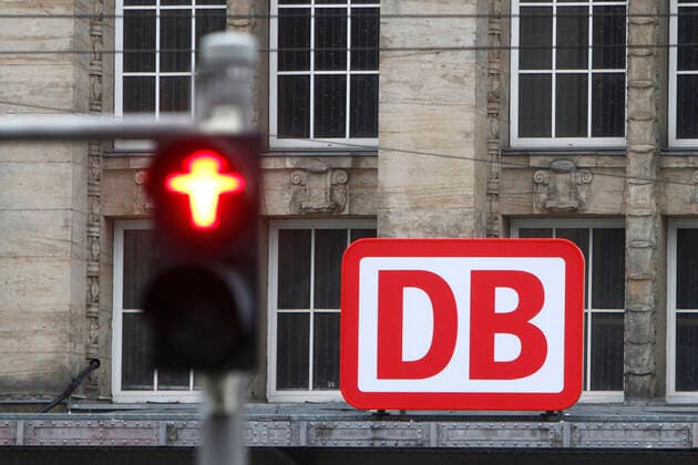 Logo der Deutsche n Bahn DB hinter einer roten Fußgängerampel am Hauptbahnhof Leipzig, Sachsen, Deutschland