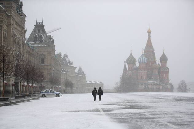 News Bilder des Tages MOSCOW, RUSSIA - MARCH 31, 2020: Policemen in Red Square during a snowfall. Russian President Vladimir Putin declared a week off work from 28 March to 5 April 2020 and urged people to stay home to curb the spread of the coronavirus infection. From 30 March 2020, the Moscow government imposed home isolation for all Moscow residents, regardless of their age. Sergei Bobylev TASS  TS0D3F5E