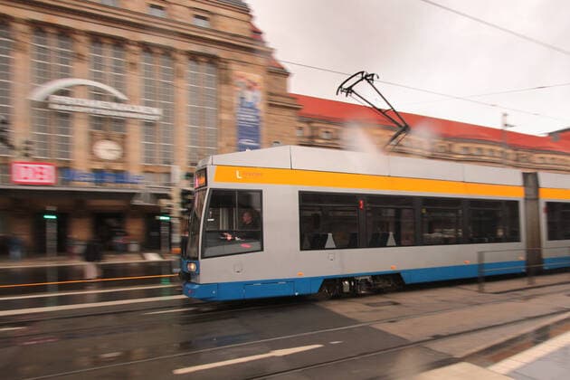 Eine Tram der Leipziger Verkehrsbetriebe LVB fährt vor dem Hauptbahnhof Leipzig, Sachsen, Deutschland