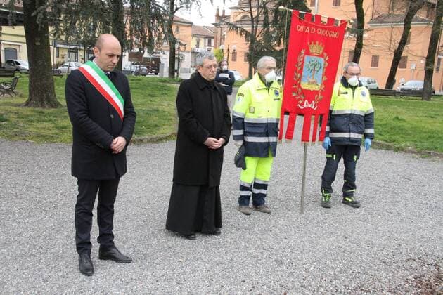 Commemoration and minute of silence for the victims of Covid 19, Coronavirus in Codogno with the mayor Francesco Passerini, the parish priest Mons. Iginio Passerini and civil protection with the banner. (Laura Gozzini Fotogramma, CODOGNO - 2020-03-31) p.s. la foto e utilizzabile nel rispetto del contesto in cui e stata scattata, e senza intento diffamatorio del decoro delle persone rappresentate  Copyright: xLauraxGozzinix xFOTOGRAMMAx