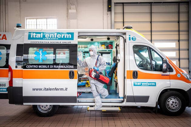 Milan - Oxygen cylinders for the treatment of Covid-19 patients. An operator with protective equipment to avoid contagion and an oxygen cylinder with the shoulder strap (Marco Passaro Fotogramma, Milan - 2020-03-31) p.s. la foto e utilizzabile nel rispetto del contesto in cui e stata scattata, e senza intento diffamatorio del decoro delle persone rappresentate  Copyright: xMarcoxPassarox xFOTOGRAMMAx